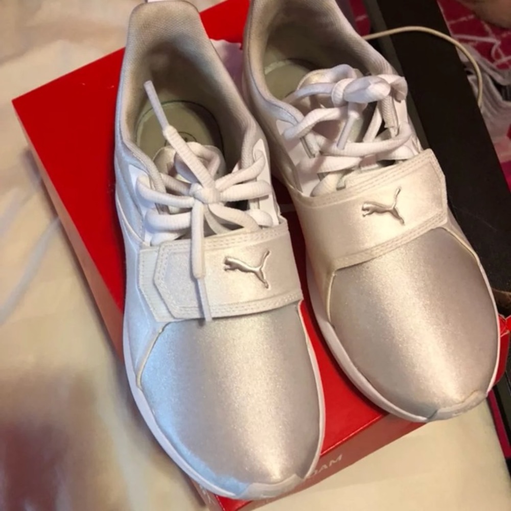 WHITE SOFT FOAM PUMAS😍😍😍